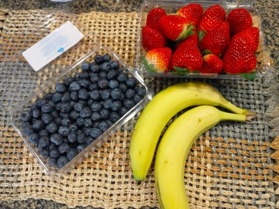  Fresh fruits and berries add color and fiber